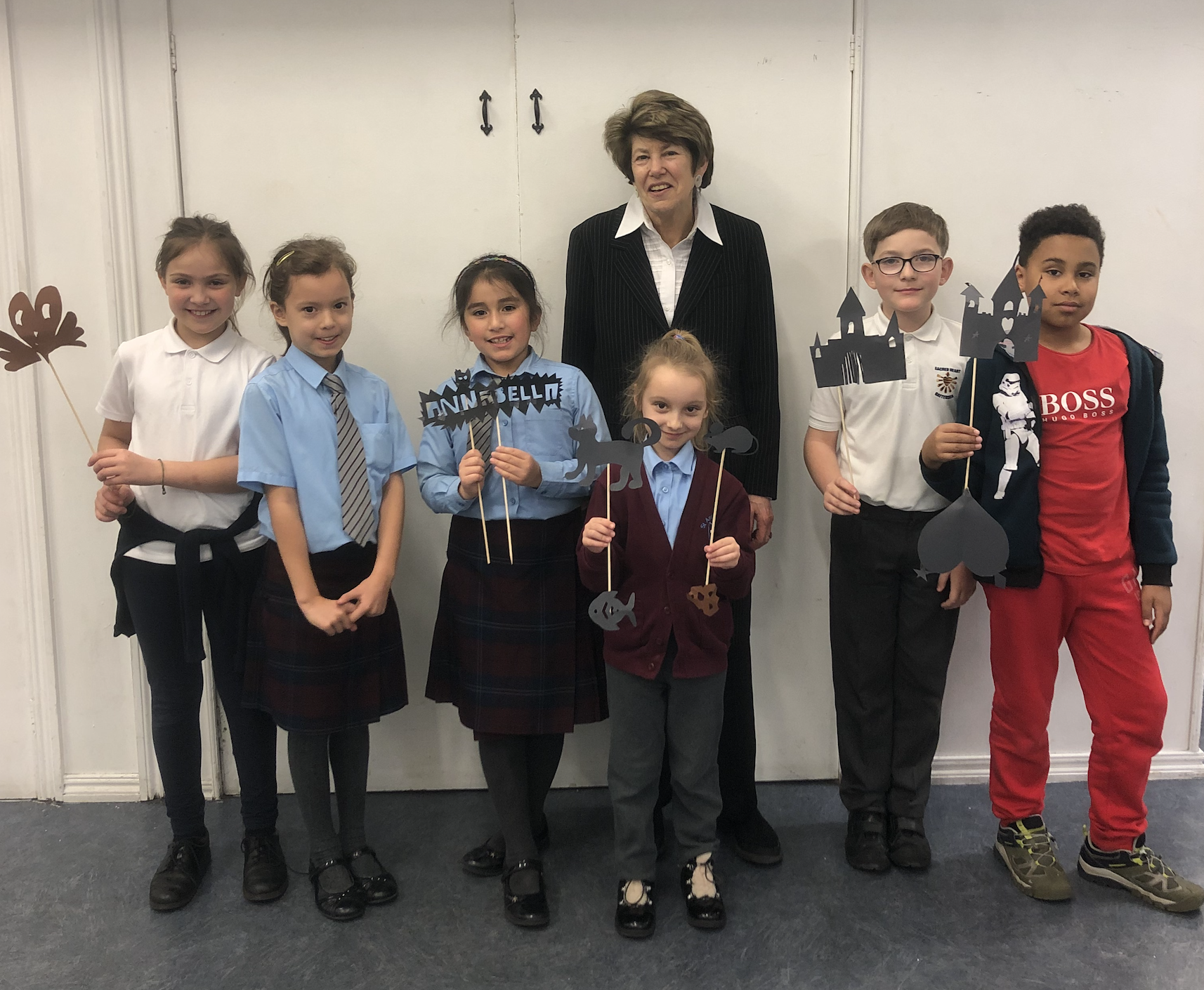Sue Grayson Ford with children at the Shadow Puppet session for Cool it Art Kids at VGCC in 2019